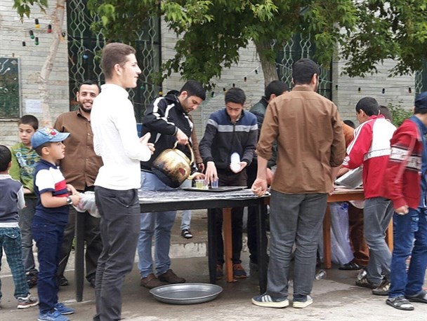 پذیرایی با شربت و شیرینی در خیابانهای شهرفامنین به مناسبت عید مبعث نبی اکرم(ص)