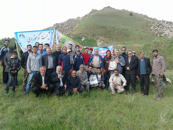 کوهپیمایی جمعی از مردم بهار و صالح آباد به مناسبت عید مبعث و بزرگداشت سردار شهید علیرضا شمسی پور
