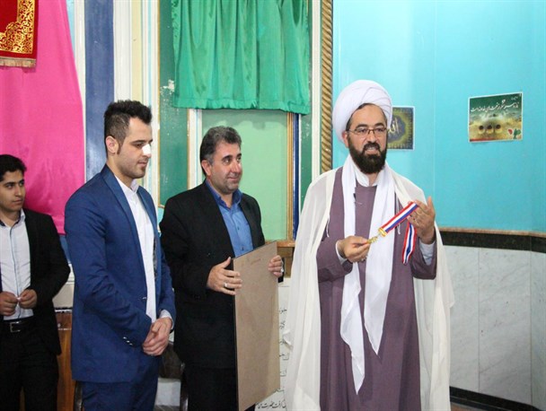 اهدا مدال جهانی  کیک بوکسینگ به امام جمعه اسالم
