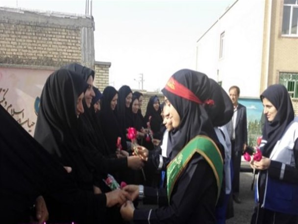 اقدامی شایسته از دانش آموزان چرامی/ سپاس از معلم با یک شاخه گل + تصاویر