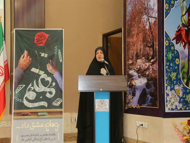 انسان‌سازی وظیفه خطیر معلمین است/ روحیه جهادی معلمین هر روز بیشتر از دیروز