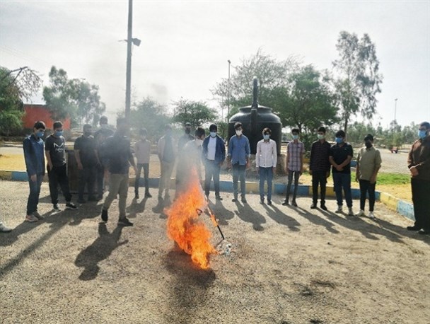 مردم ایلام پرچم رژیم صهیونیستی را به آتش کشیدند