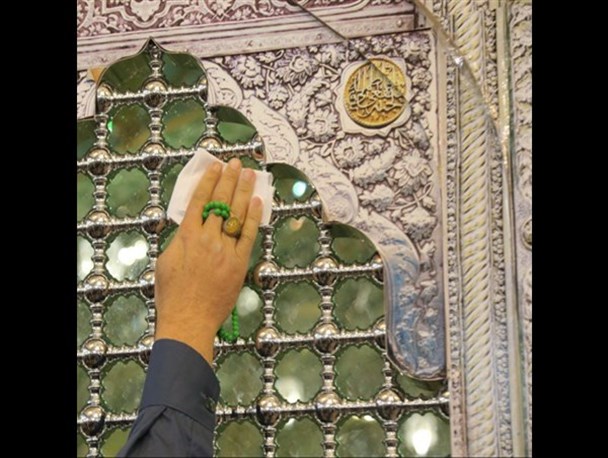 غبار روبی مزار حضرت معصومه توسط اساتید در اعتراض به تخریب قبور ائمه بقیع