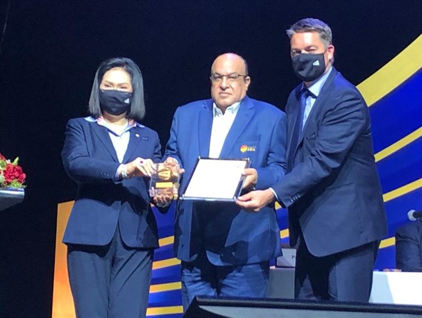 اهدای جایزه فدراسیون جهانی بدمینتون به پوریا