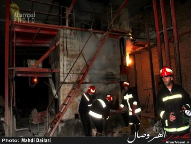 تصویری/ آتش سوزی در کارخانه ایزوگام شهرک صنعتی اهر