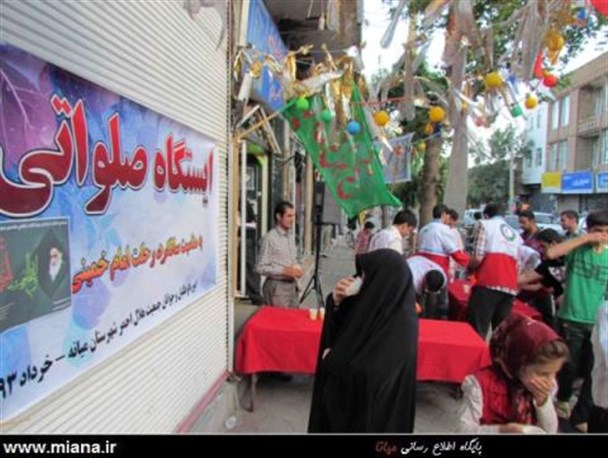 ایستگاه صلواتی به مناسبت سالروز ارتحال امام توسط هلال احمرمیانه