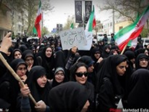 تجمع اعتراض آمیز دانشجویان دانشگاههای مشهد در اعتراض به حضور کلی جیمز کلارک