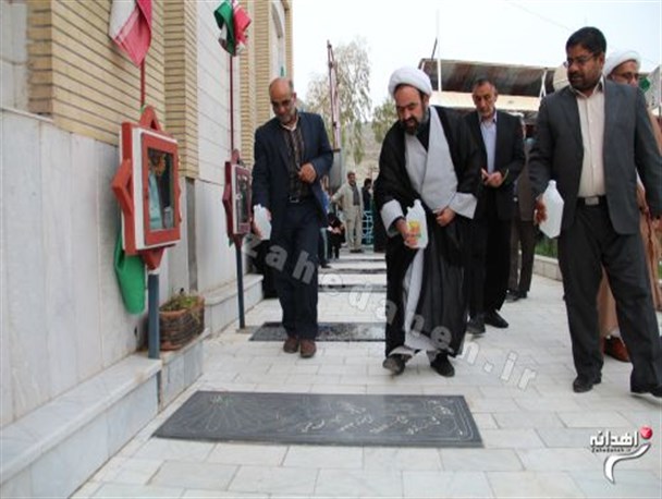 مزار مطهر شهدا در زاهدان غبار روبی و عطر افشانی شد