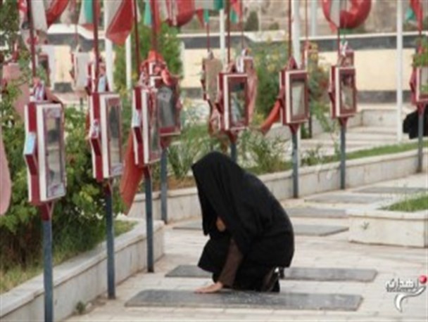 بمناسبت 15 خرداد مزار شهدای زاهدان عطرافشانی و غبار روبی شد