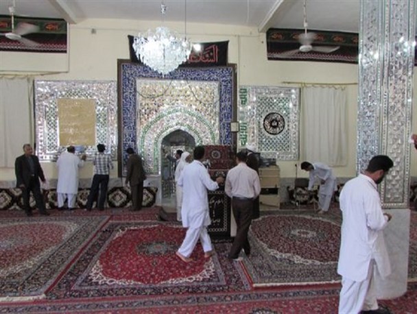 استقبال از ماه رمضان با  غبار روبی مساجد تشیع و تسنن  در شهرستان میرجاوه
