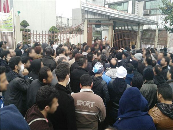 کارگران کارخانه کاشی طوس در مقابل این کارخانه تجمع کردند