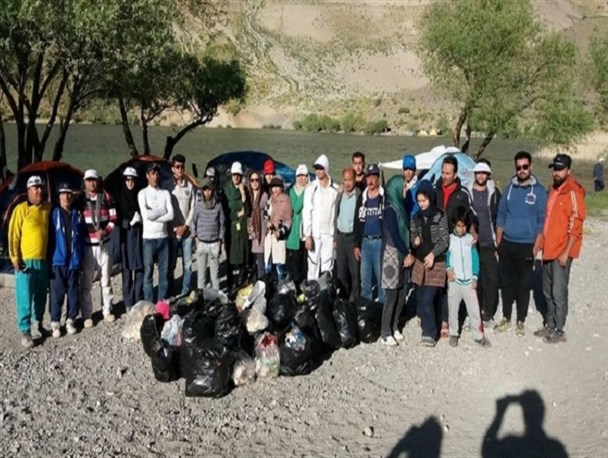 کوهنوردان آران و بیدگلی دریاچه گهر را پاکسازی کردند
