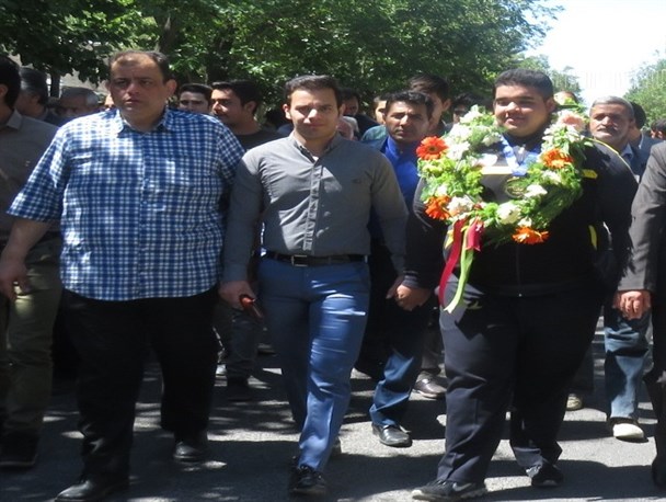 قهرمان پاورلیفتینگ جهان مورد استقبال مردم فریمان قرارگرفت