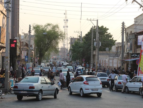 کوچه ها، پارکینگ دائمی خودرو ها/کمبود پارکینگ اولین دلیل ایجاد ترافیک در میناب+تصاویر