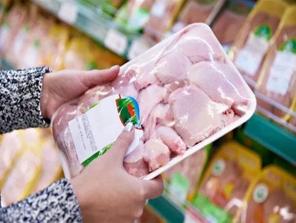 فروش بالای نرخ! حکایت این روزهای بازار مرغ/ توپ گرانی میان مرغدار و دولت پاس‌کاری می‌شود