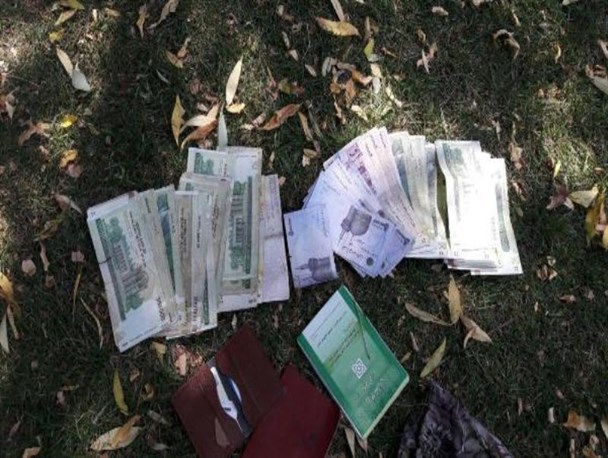کارگر شهرداری چهاربرج، کیف ۱۵۰ میلیونی را به صاحبش برگرداند + تصاویر