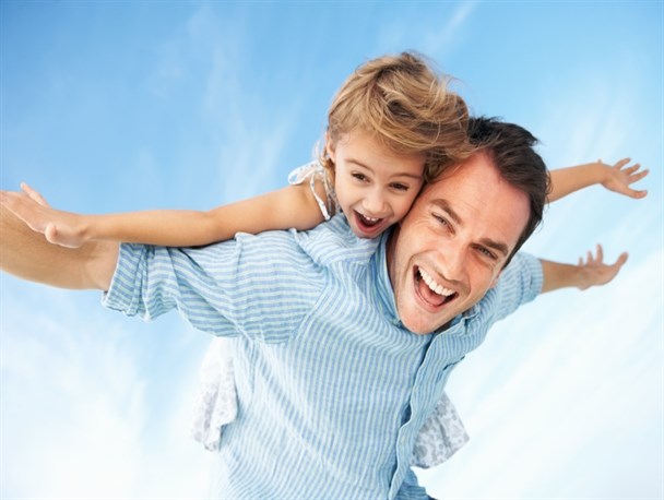 خلأ عاطفی عامل فرار دختران از خانه است/ پدران، دوست دختران خود باشند