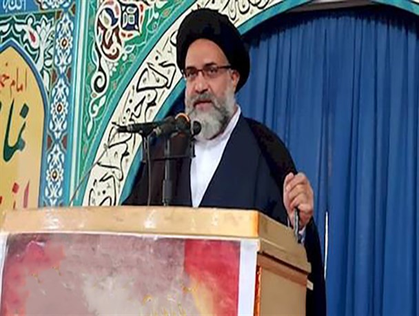 انتقاد امام جمعه یاسوج از عدم ساماندهی بازار پوشاک/ تاکید امام جمعه چرام بر عدم خام فروشی مواد معدن بوکسیت