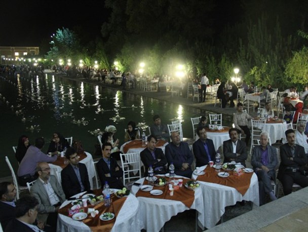 مراسم تجلیل از خبرنگاران استان یزد در باغ نمیر تفت برگزارشد+تصاویر