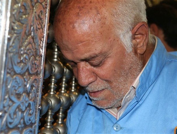 غبار روبی آستانه مقدس سید علاالدین حسین(ع)