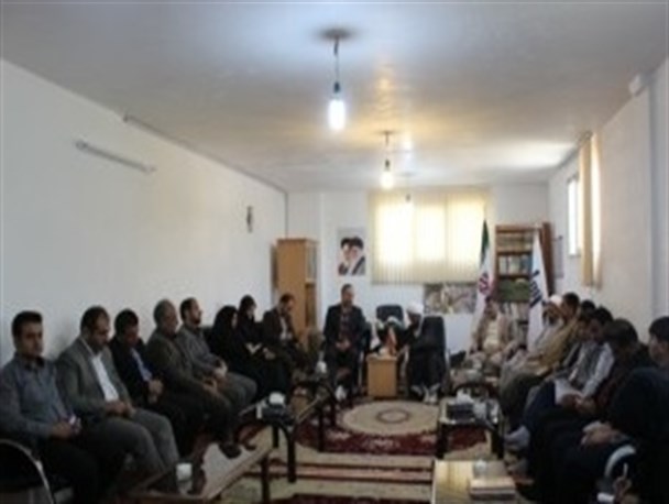 خبرنگاران پل ارتباطی بین مردم و مسوولان می باشند که باید در جهت توسعه و پویایی جامعه گام بردارند