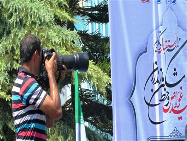 تلاش خبرنگاران برای به تصویر کشیدن زیبایی حضور شهدای غواص
