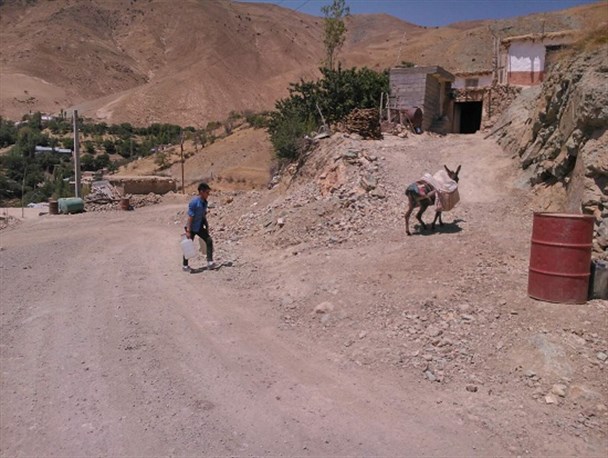 سختی  تهیه آب شرب در روستای تیل شاهرود خلخال/عکس