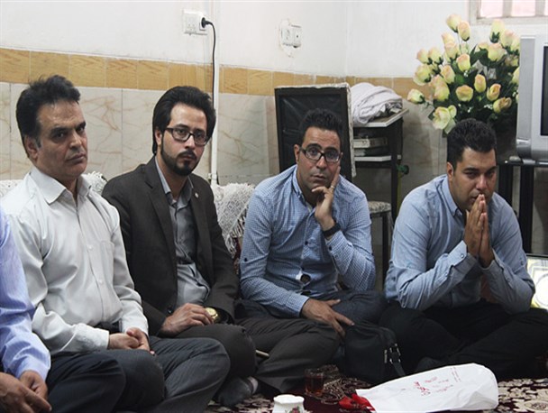 دیدار هنرمندان یزدی با خانواده شهید مدافع حرم از دریچه دوربین