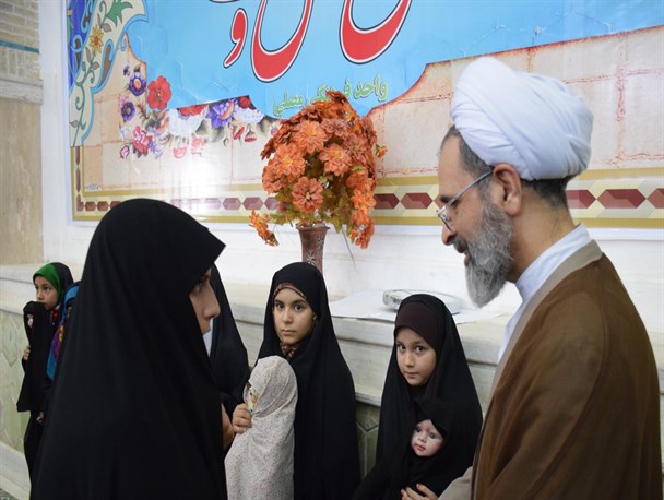 دختران محجبه از دست آیت الله اعرافی هدیه گرفتند+عکس