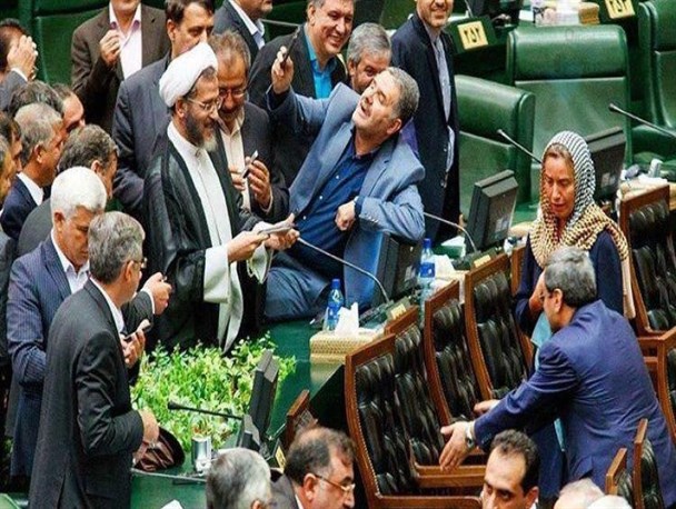 عکس‌العمل روزنامه‌های انگلیسی به سلفی نمایندگان ایران با موگرینی