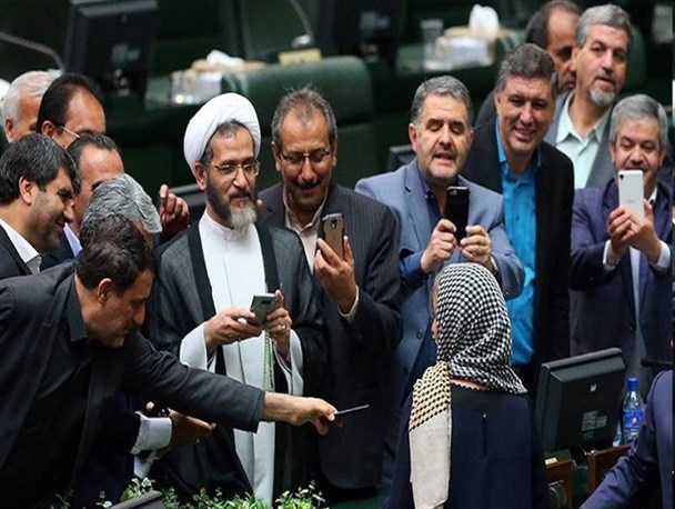 نقدی بر سلفی اندازهای مجلس