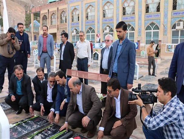 ادای احترام خبرنگاران کرمانی به مقام شامخ شهدا