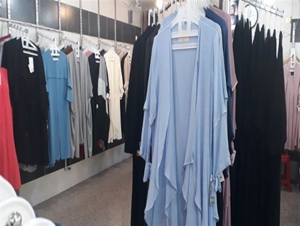 سردرگمی مردم در بازار عجیب‌وغریب پوشاک/ارزانی لباس های نامتعارف در بازار