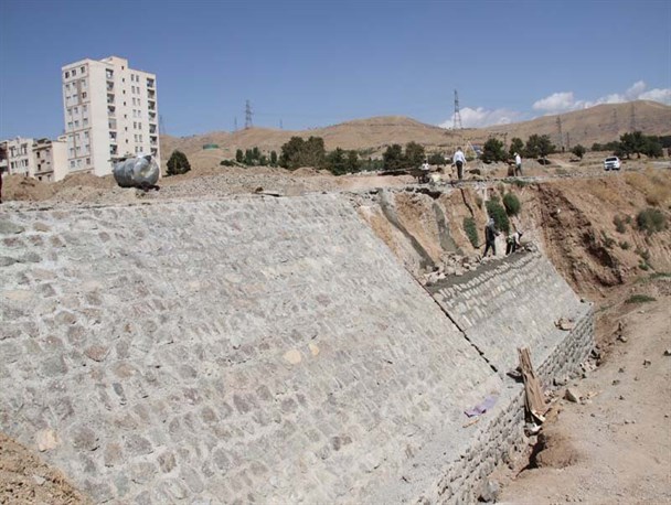 ساخت و ساز در حاشیه رودخانه "دلمبر" کرج مردم را نگران کرده است/ خسارت مالی و جانی؛ عاقبت تلخ دست‌اندازی به طبیعت