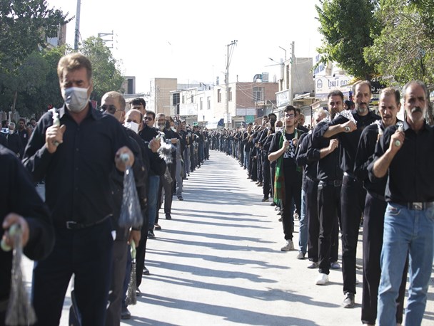 عزاداران حسینی در صبح عاشورا بیرق عزا برافراشتند