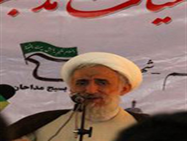 نباید رونق مجالس حضرت سیدالشهدا را از ناحیه خودمان بدانیم / برگزاری روضه های خانگی زمینه تربیت حسینی فرزندان ماست