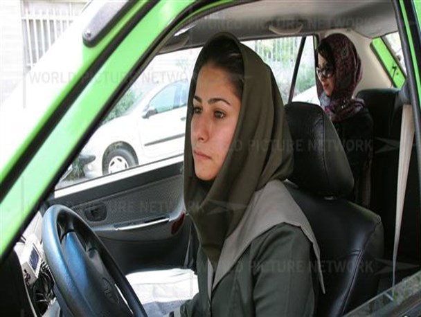 خیابانهای شهر، زیر پاهای این زن