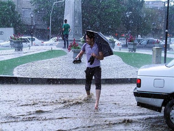 بارش شدید باران و آبگرفتگی برخی معابر در همدان