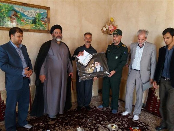 دیدار امام جمعه اسلام آبادغرب با خانواده معظم شهدای شهرستان +تصاویر