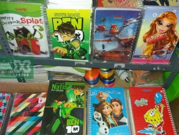 جای خالی نوشت افزارهای ایرانی در سبد خرید دانش آموزان/ نمایش پُر زرق و برق نمادهای غربی بر روی کالاهای آموزشی +تصاویر