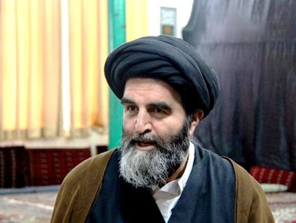 خون شهدای منا آل سعود را رسوا کرده است/دولتمردان ما نباید کوتاه بیایند