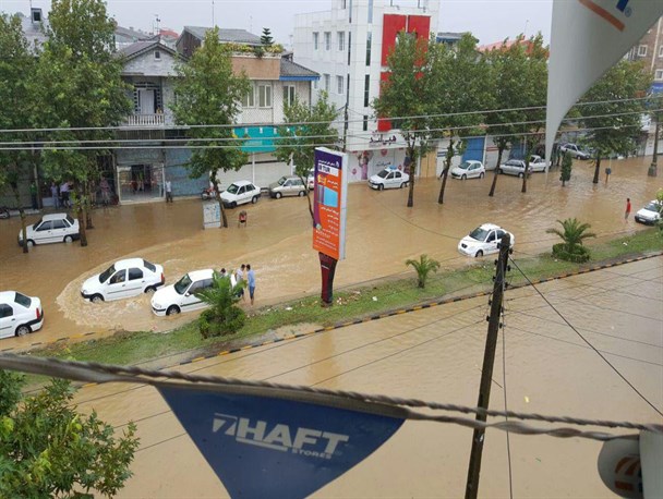 بارش باران ۲۳۰ میلی‌متری در لنگرود، شهر را به رودخانه تبدیل کرد + تصویر