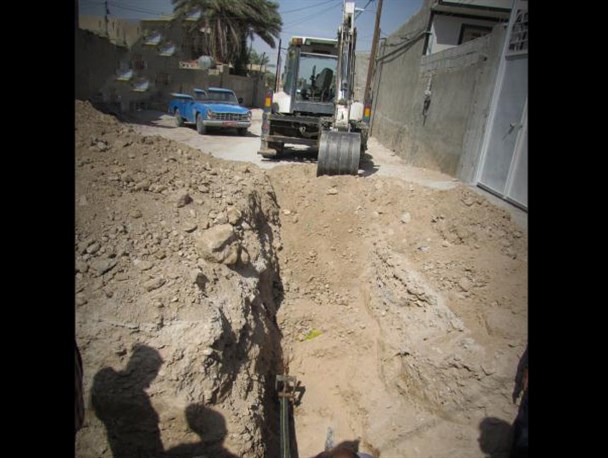 بیل مکانیکی اداره آب،گاز 500 خانوار زرین دشتی را قطع کرد + عکس