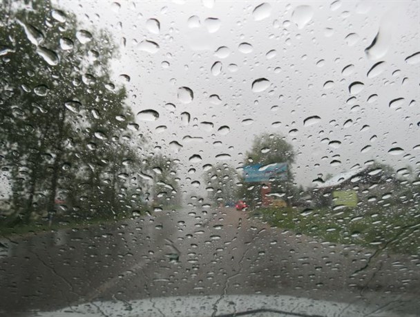 گزارش تصویری از بارش باران در صومعه سرا