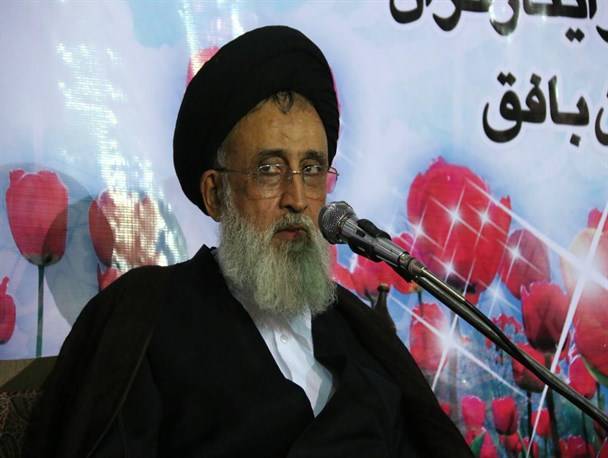 عده ای در داخل با حرفهایشان آب به آسیاب دشمن می ریزند/انسان چقدر تهی مغز باشد که بگوید موشک نمی خواهیم