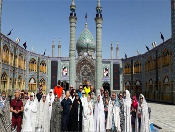 بازدید گروه گردشگری لهستانی از حرم حضرت هلال(ع)/ ۶۰ گردشگر به طور میانگین،روزانه از آستان بازدید می‌کنند