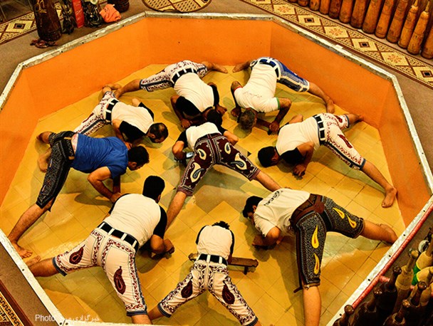 ۱۰ زندانی غیرعمد توسط ورزشکاران زورخانه‌ای قزوین آزاد شدند