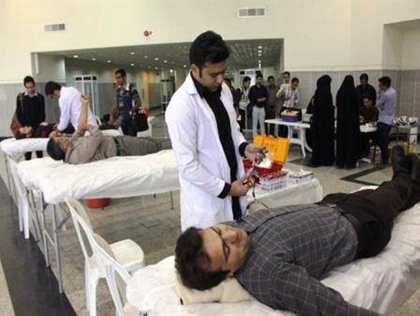 استقبال اساتید دانشگاه هایتک کرمان از اهداء خون