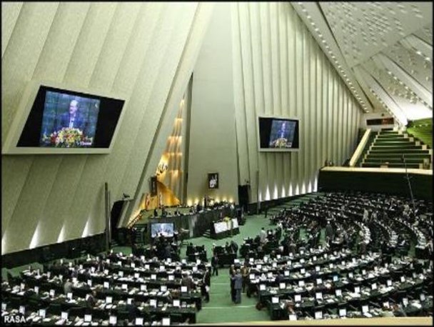 نمایندگانی با چندین دوره سابقه نمایندگی باید بازنشستگی هم داشته باشند/ اصل تفکیک و استقلال قوا فقط بر روی کاغذ نیست