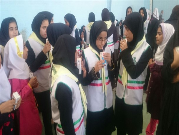 توزیع شیر رایگان در مدارس ایرانشهر آغاز شد